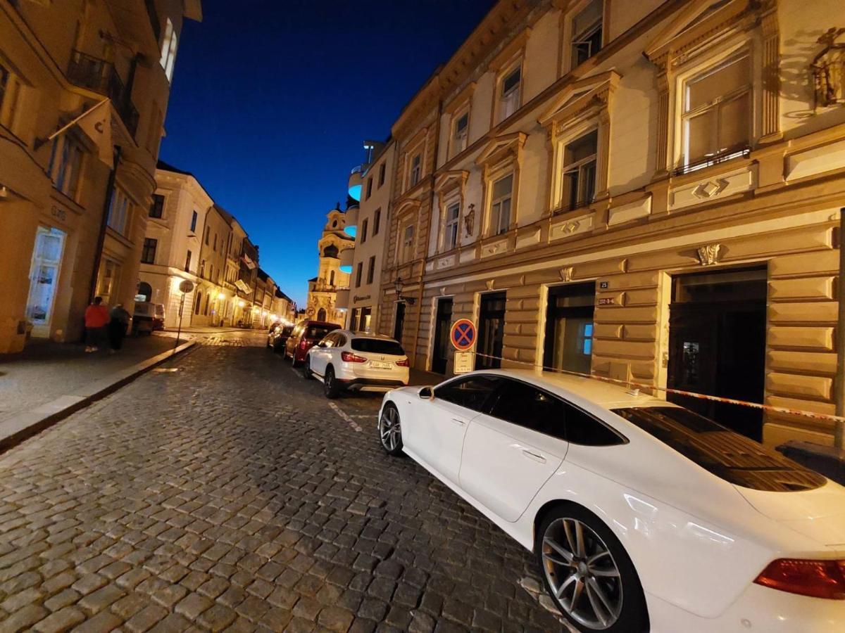 Prostorny Byt V Centru 3 Kk 80 M2 Hradec Kralove Exterior foto